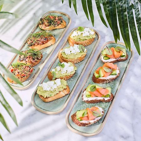 Radisson Blu Hotel Yerevan Bagian luar foto Bruschetta