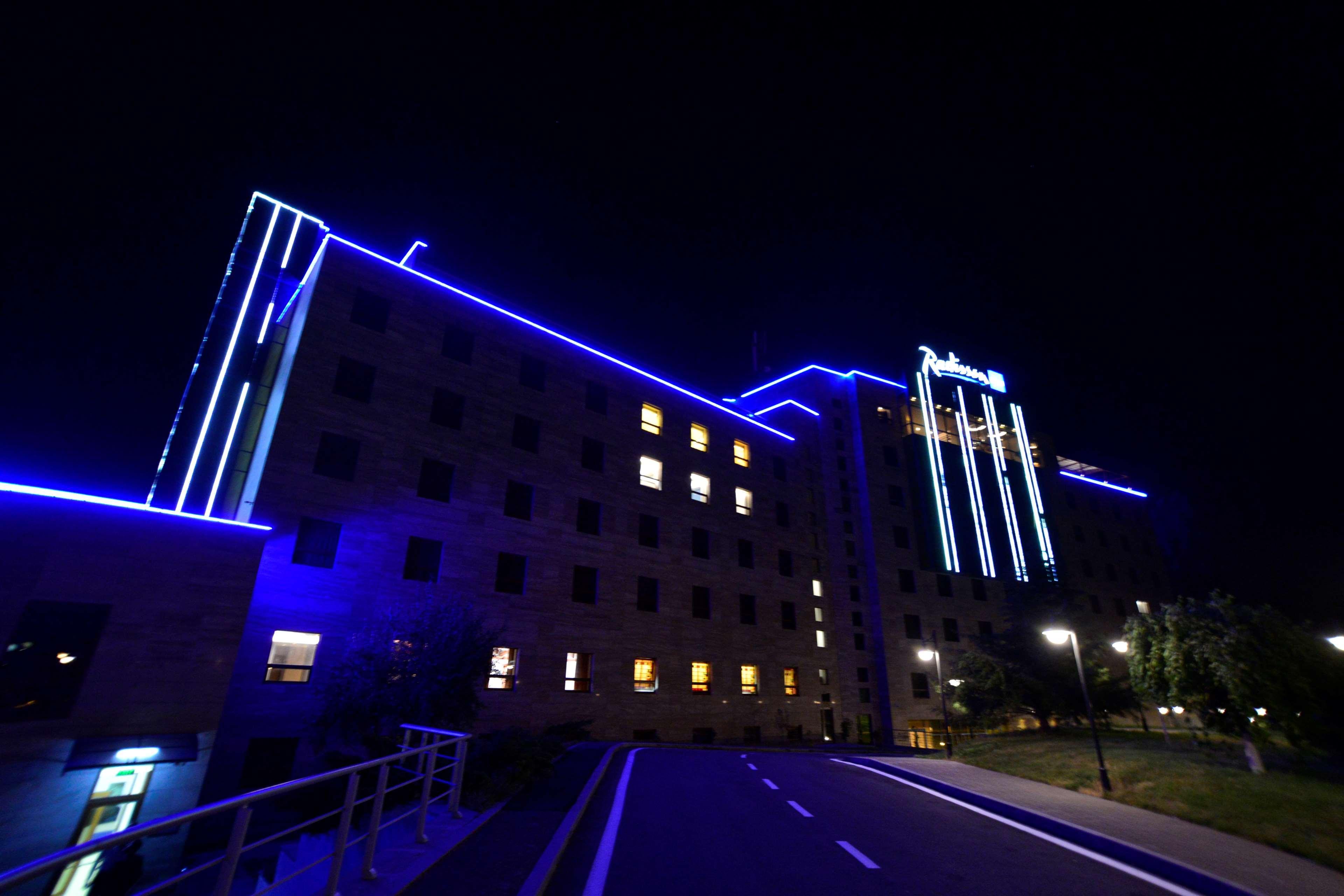 Radisson Blu Hotel Yerevan Bagian luar foto The Royal Victoria Hospital at night