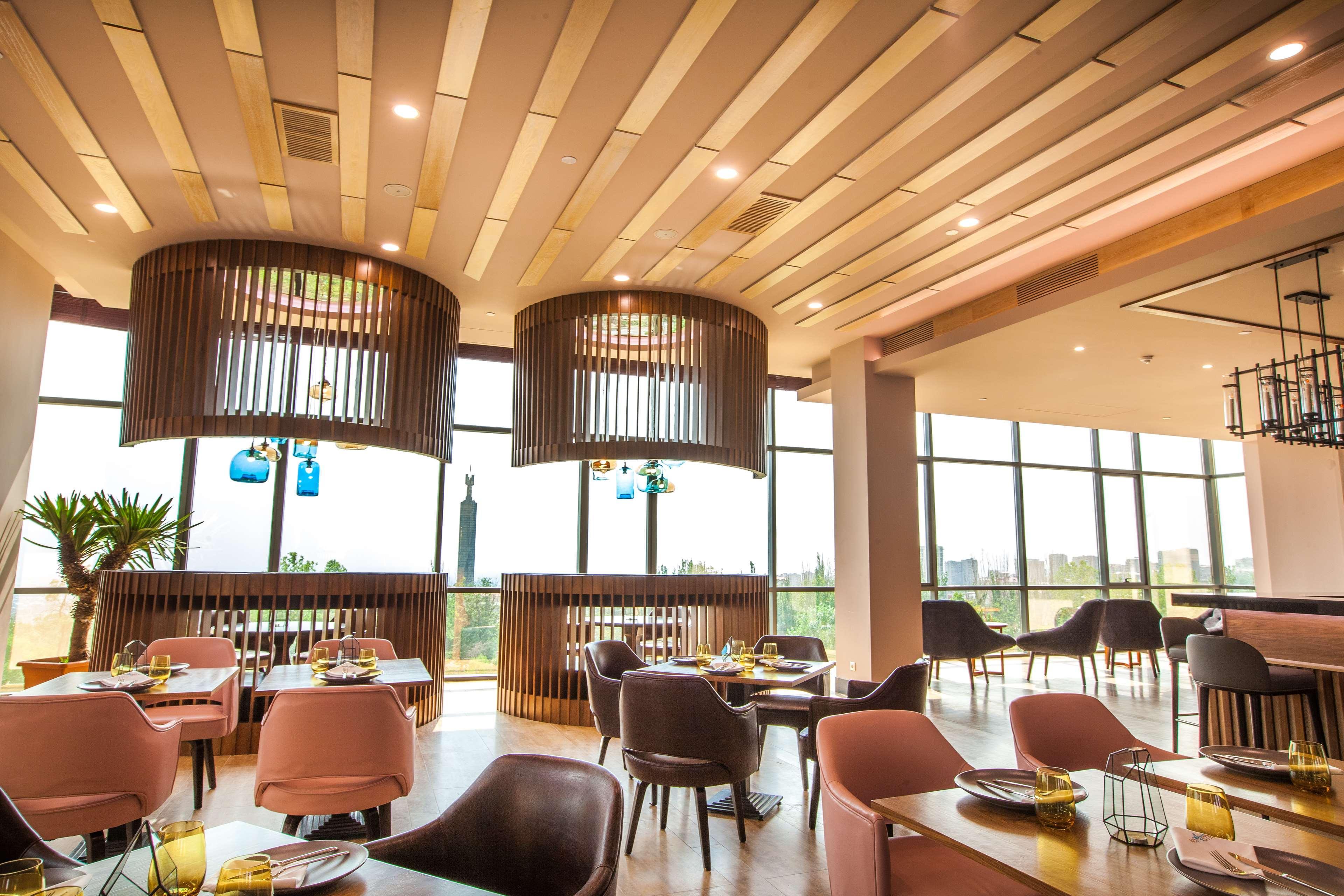 Radisson Blu Hotel Yerevan Bagian luar foto The restaurant