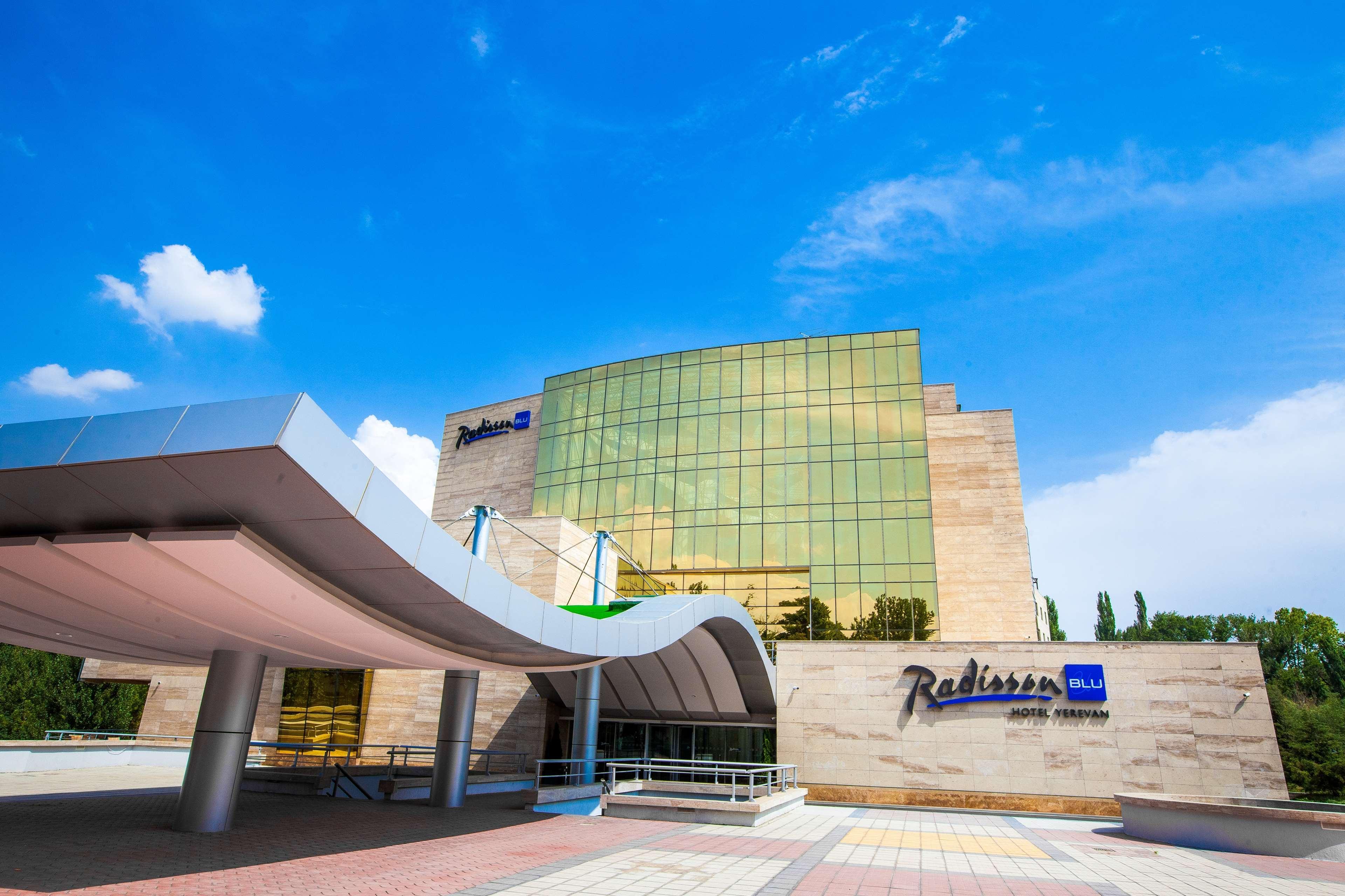 Radisson Blu Hotel Yerevan Bagian luar foto Radisson Blu Hotel, Bucharest