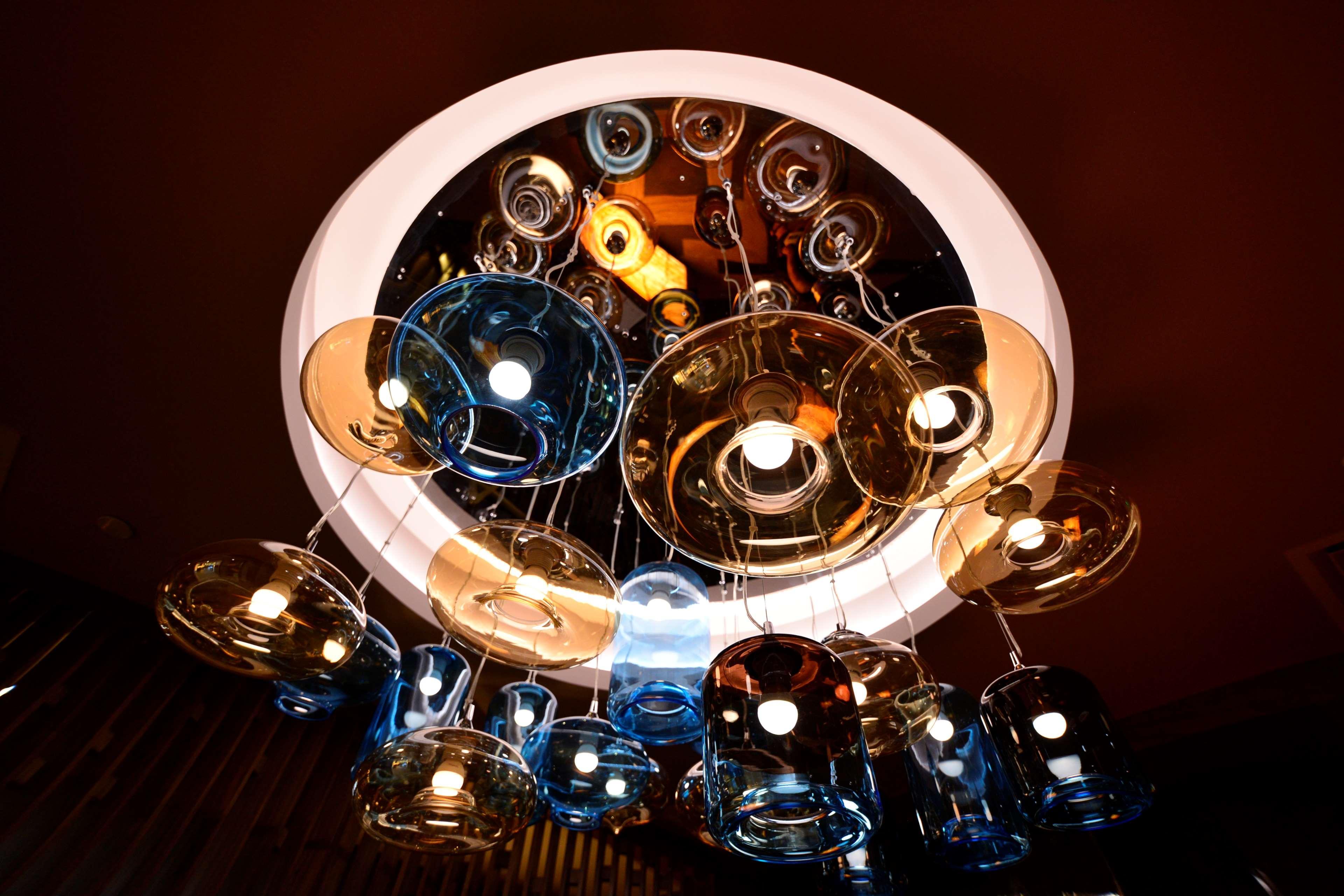 Radisson Blu Hotel Yerevan Bagian luar foto A chandelier