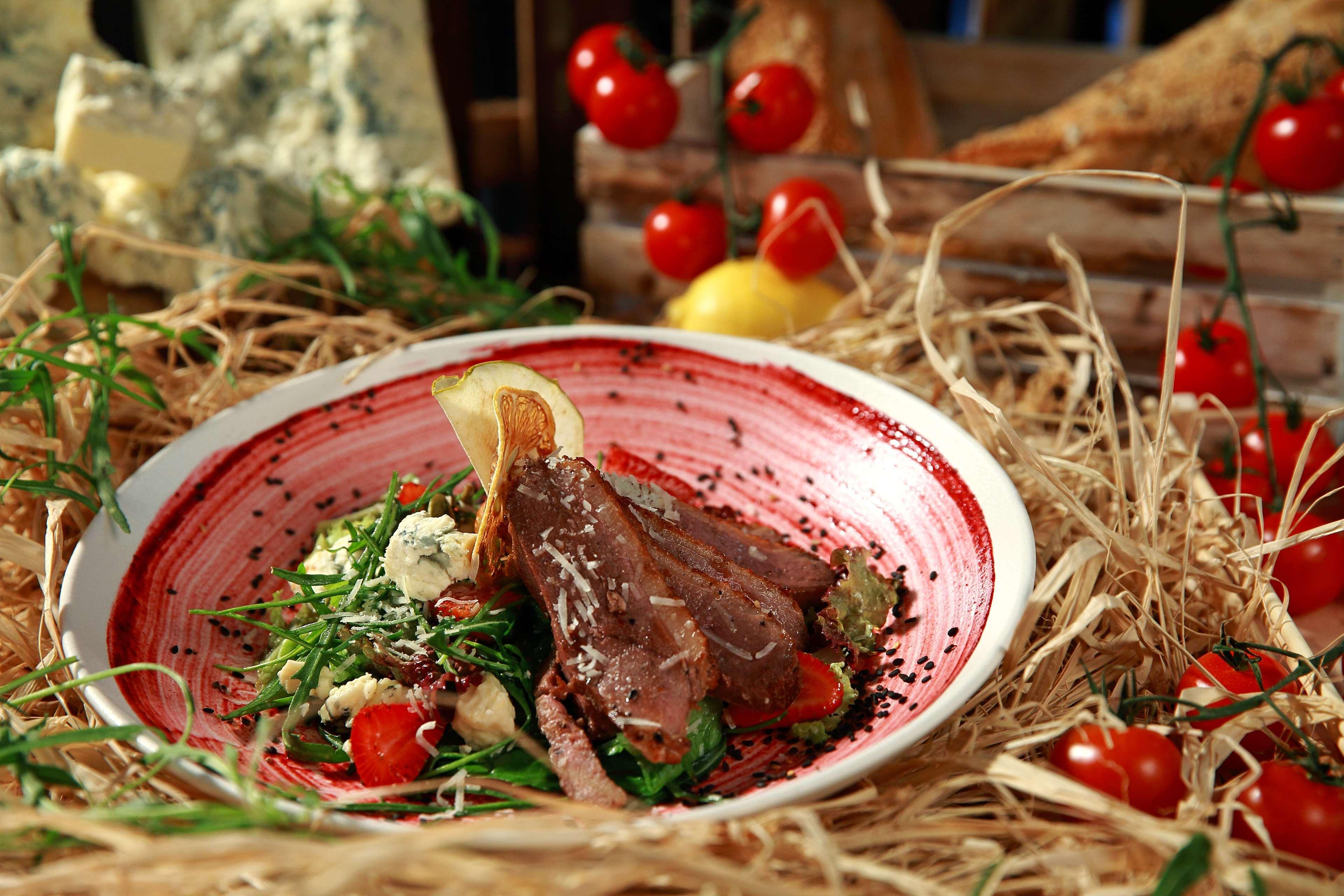 Radisson Blu Hotel Yerevan Bagian luar foto A typical Italian dish