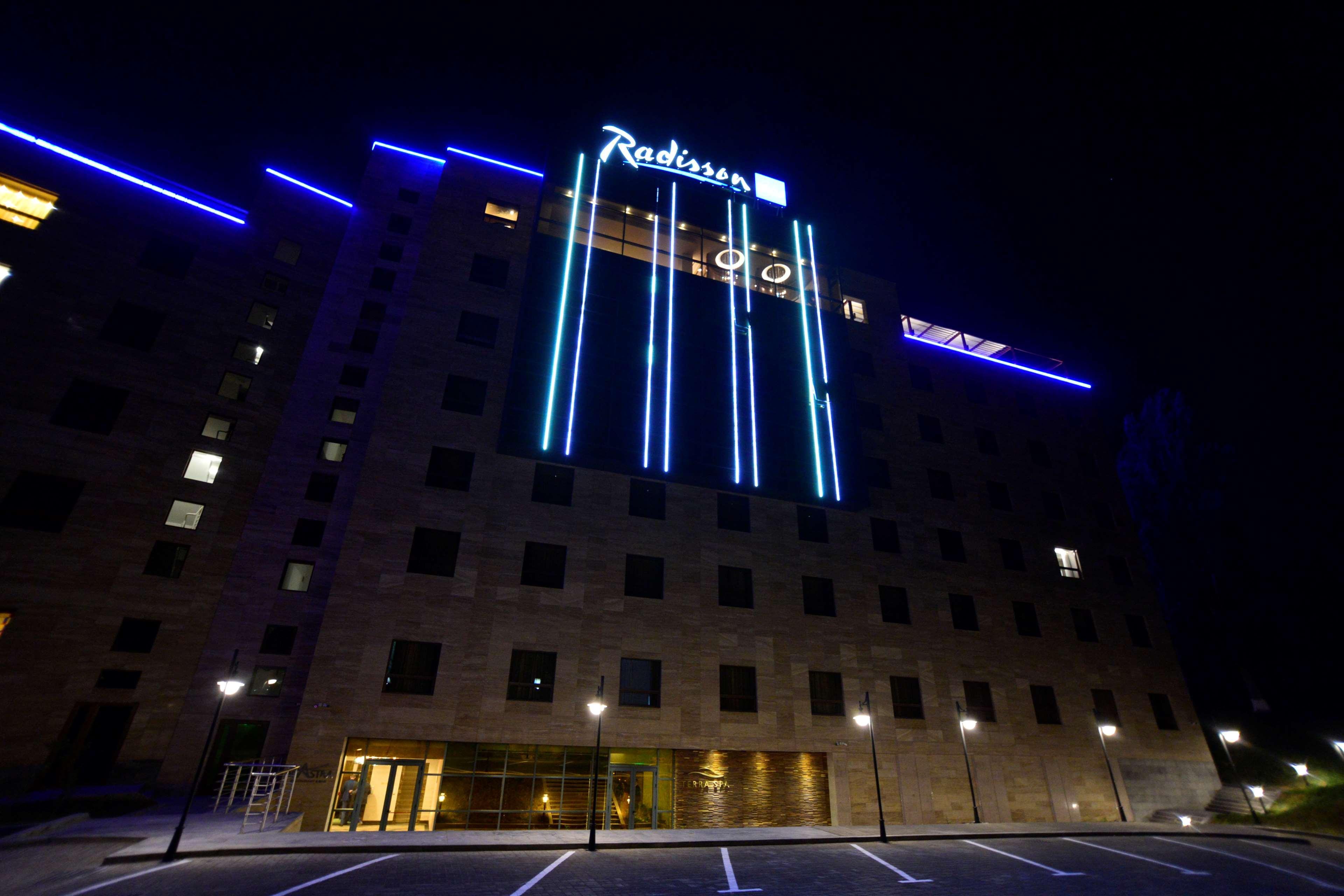 Radisson Blu Hotel Yerevan Bagian luar foto Radisson Blu Hotel, Bucharest