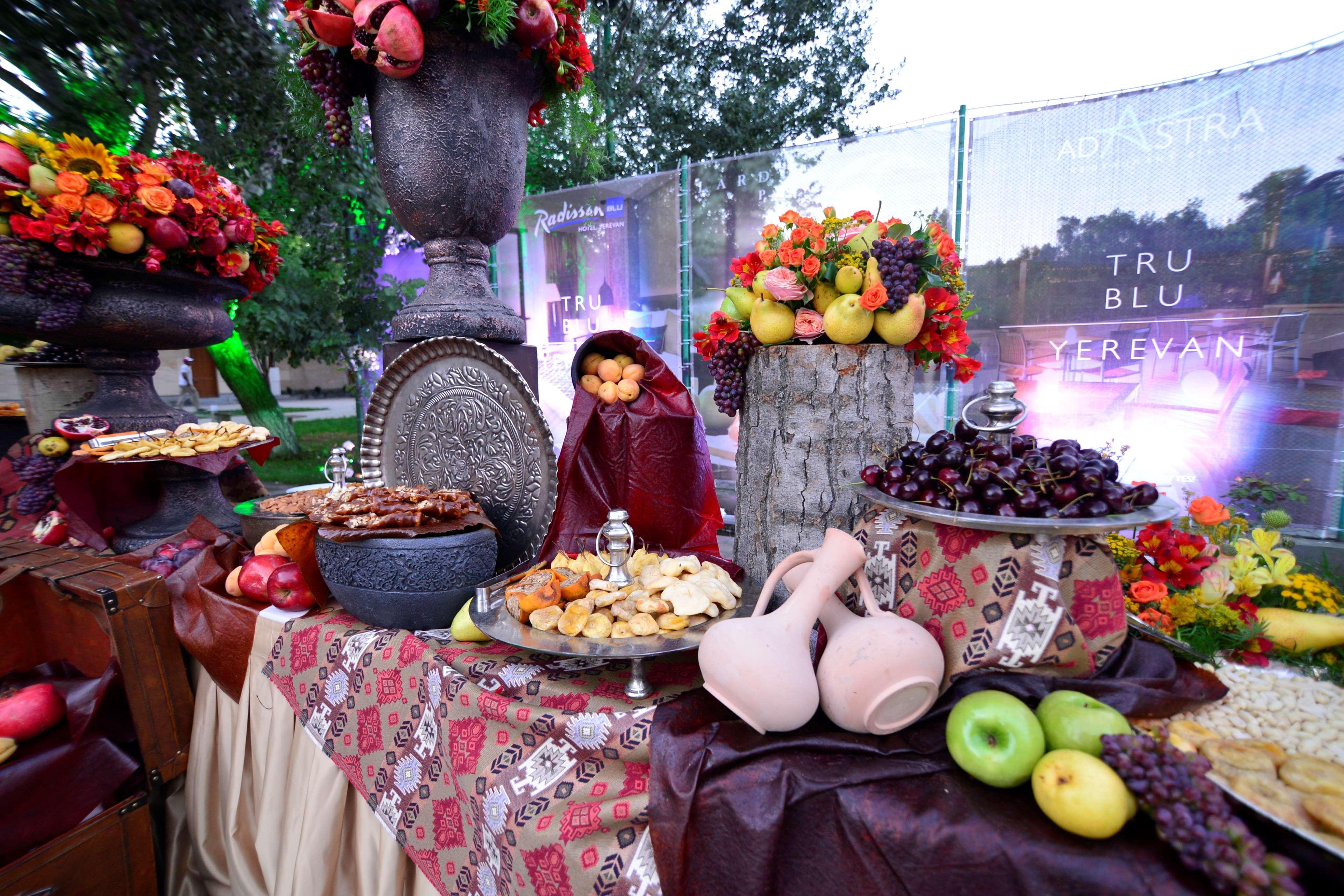 Radisson Blu Hotel Yerevan Bagian luar foto A traditional Armenian table with fruit and wine