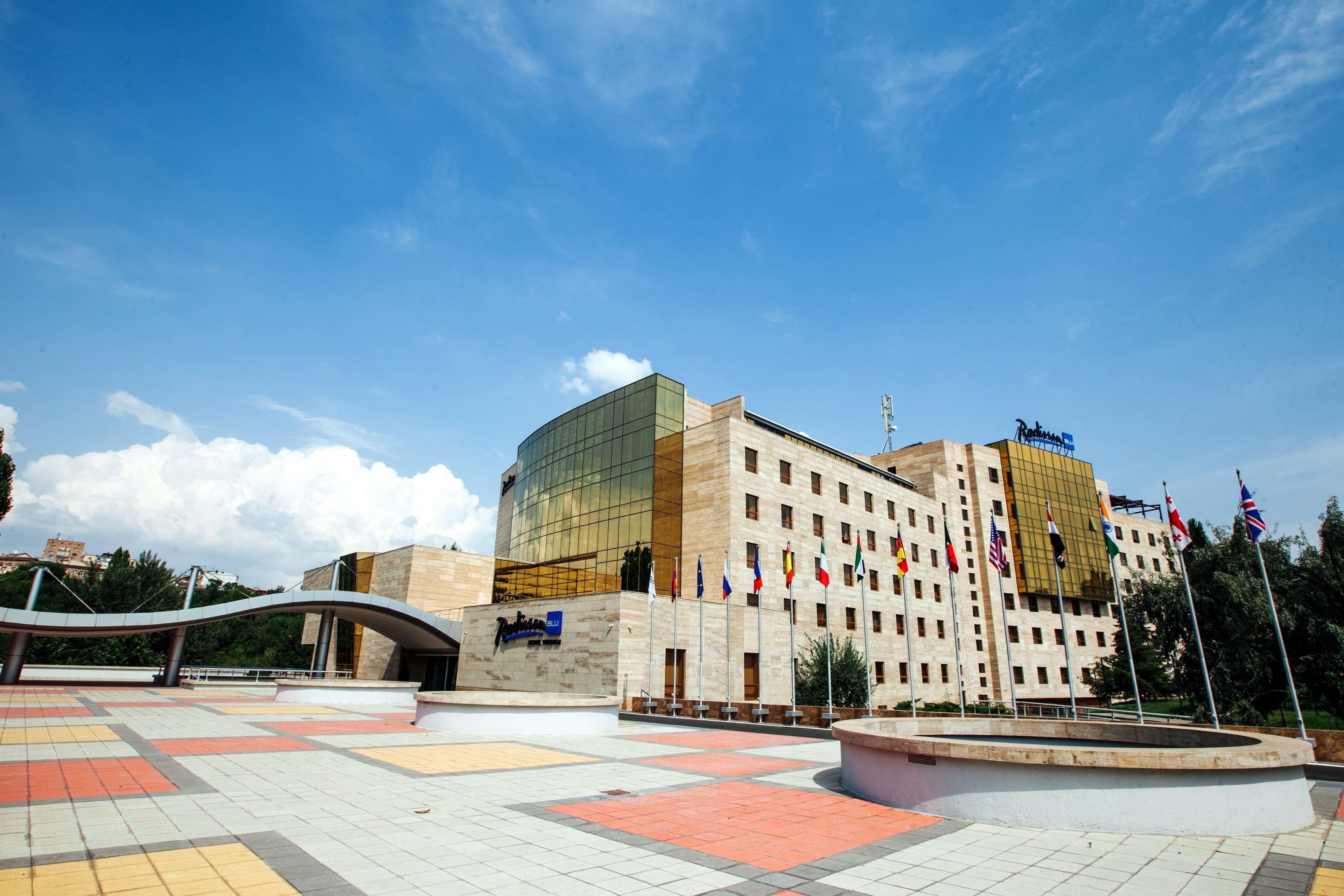 Radisson Blu Hotel Yerevan Bagian luar foto The European University Viadana