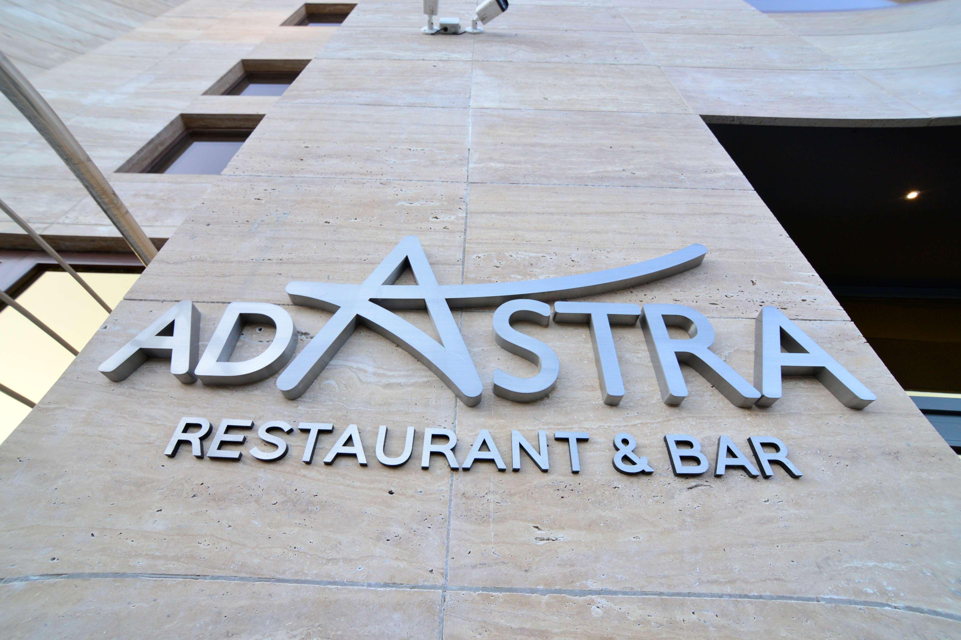 Radisson Blu Hotel Yerevan Bagian luar foto Ad Astra Restaurant and Bar