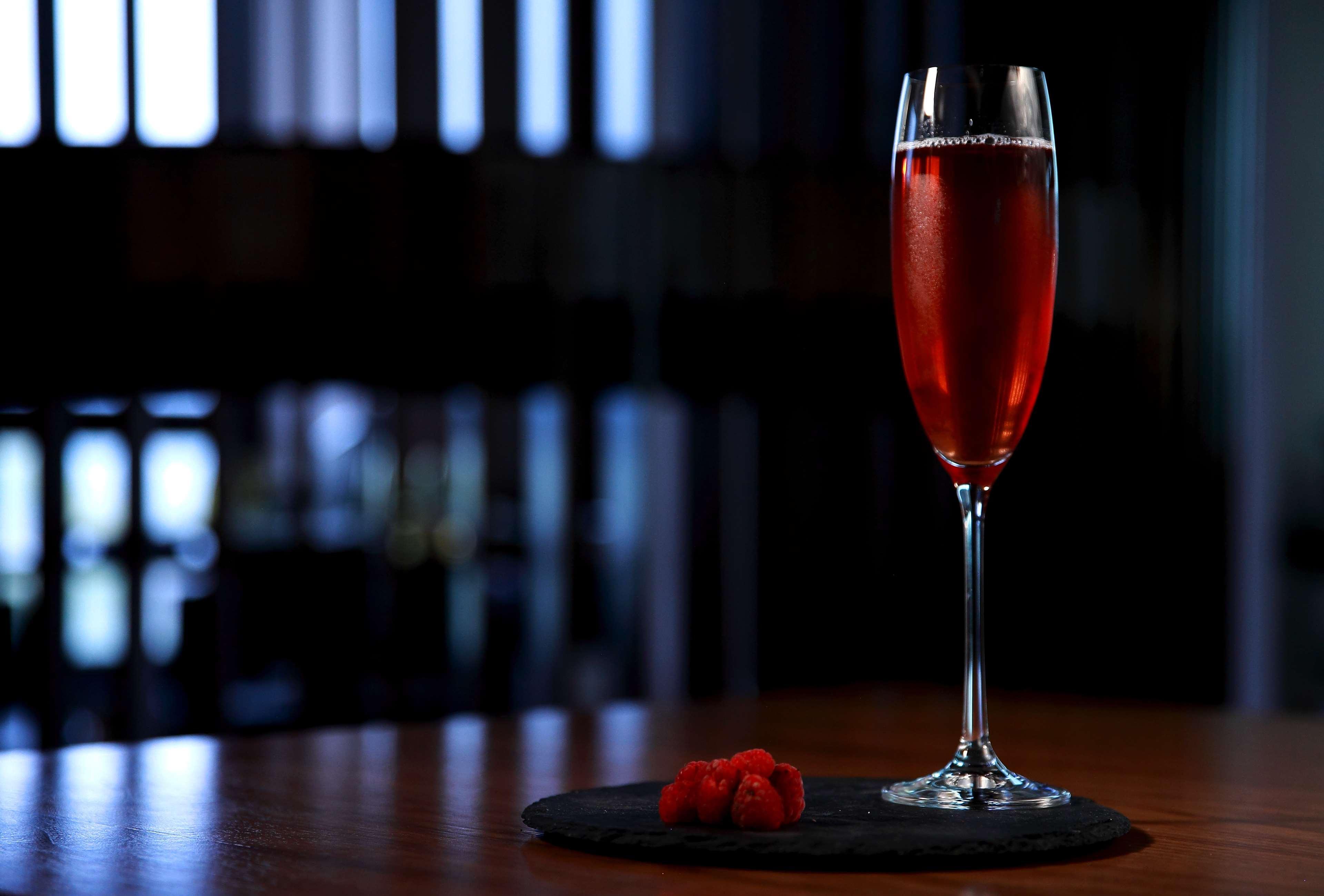 Radisson Blu Hotel Yerevan Bagian luar foto A Kir Royale