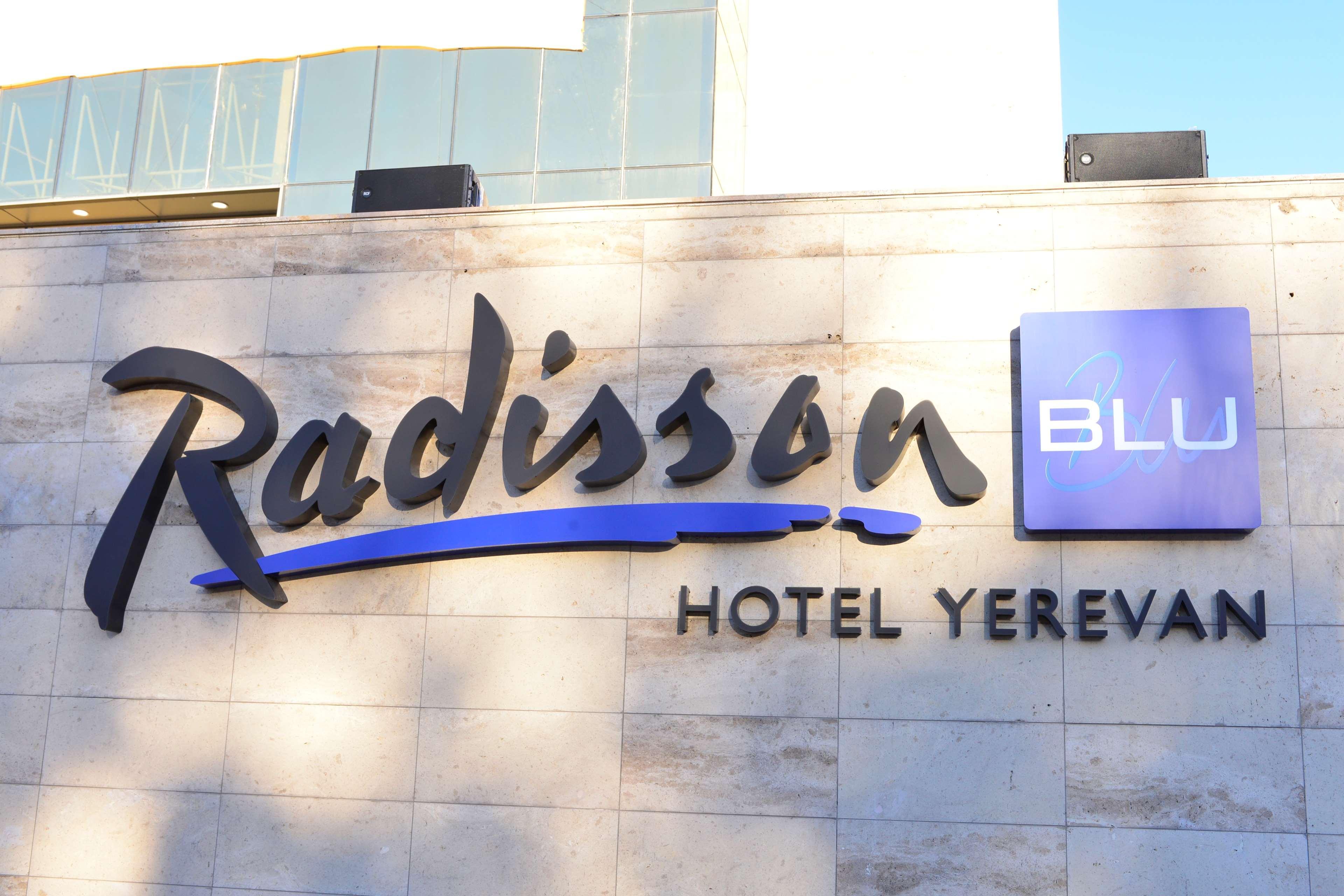 Radisson Blu Hotel Yerevan Bagian luar foto Radisson Blu Hotel Yerevan