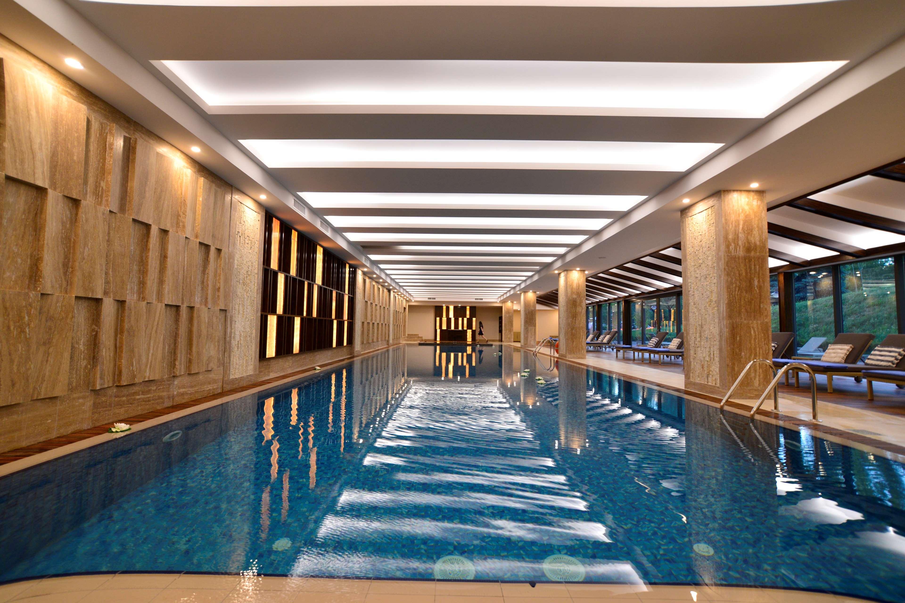Radisson Blu Hotel Yerevan Bagian luar foto The indoor pool