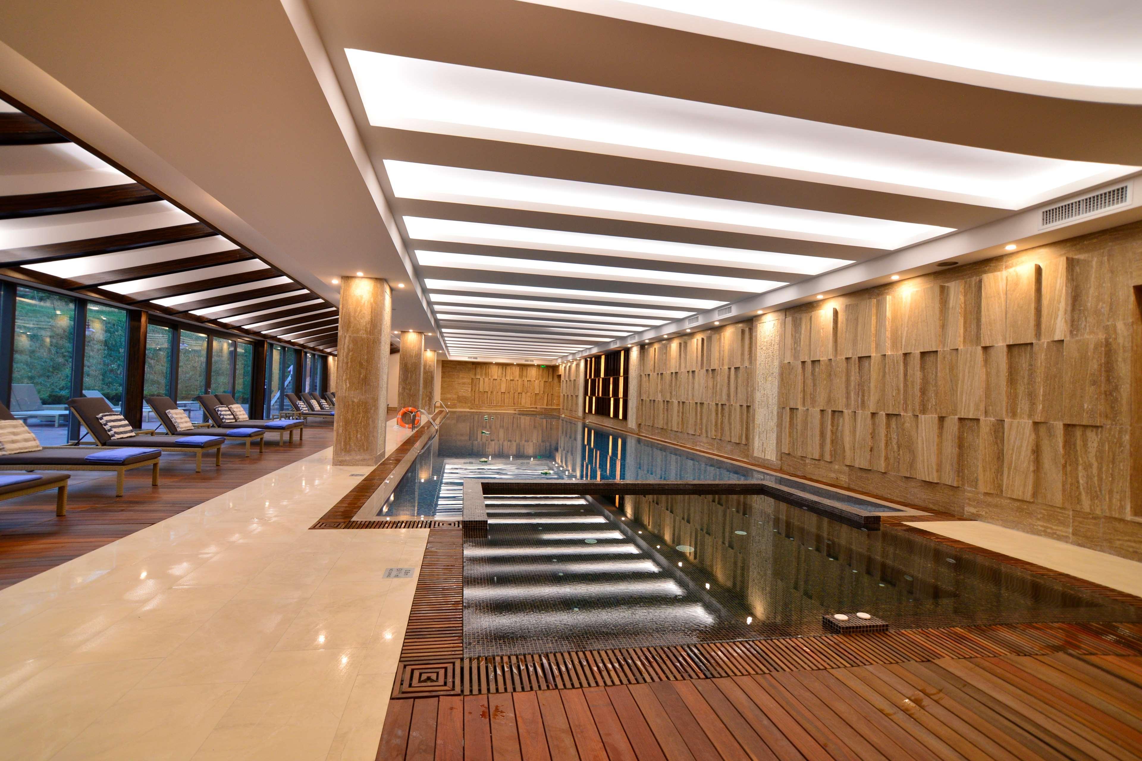 Radisson Blu Hotel Yerevan Bagian luar foto The swimming pool at the hotel