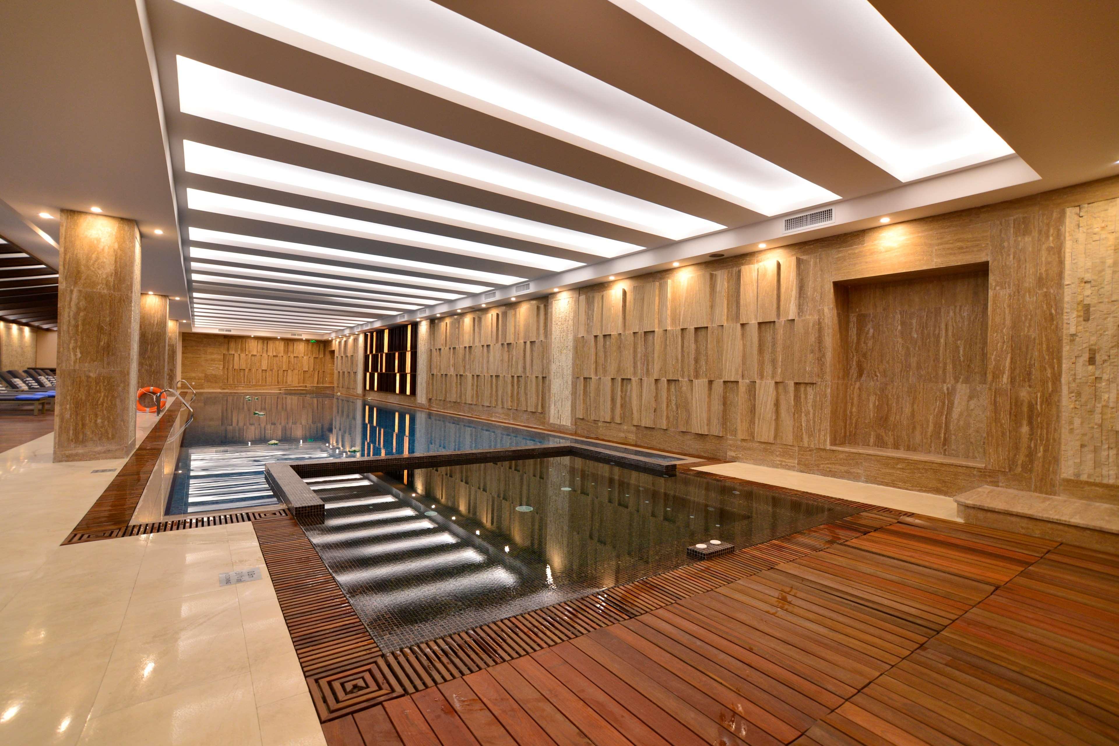 Radisson Blu Hotel Yerevan Bagian luar foto The swimming pool at the hotel