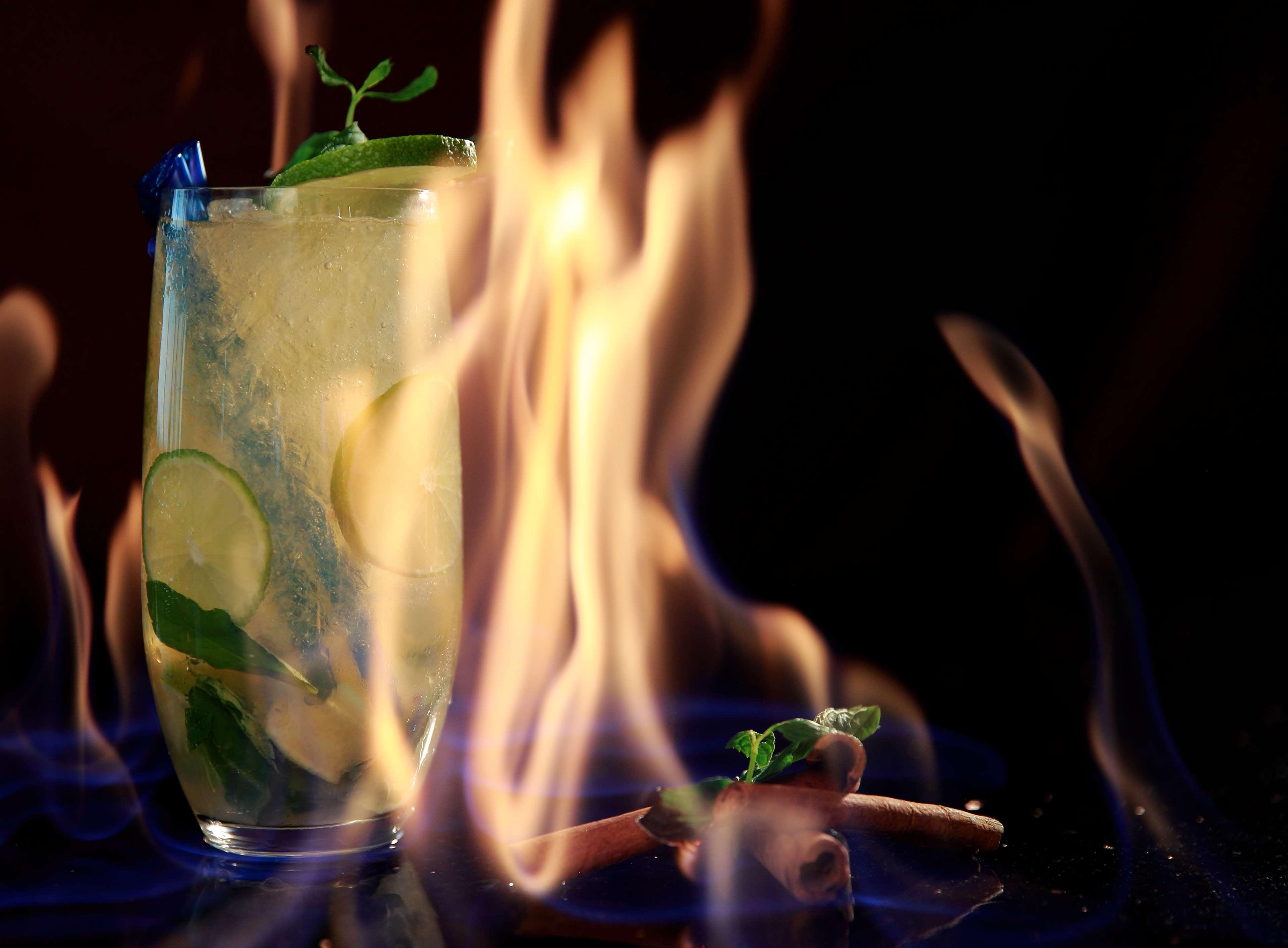 Radisson Blu Hotel Yerevan Bagian luar foto Flaming Mojito