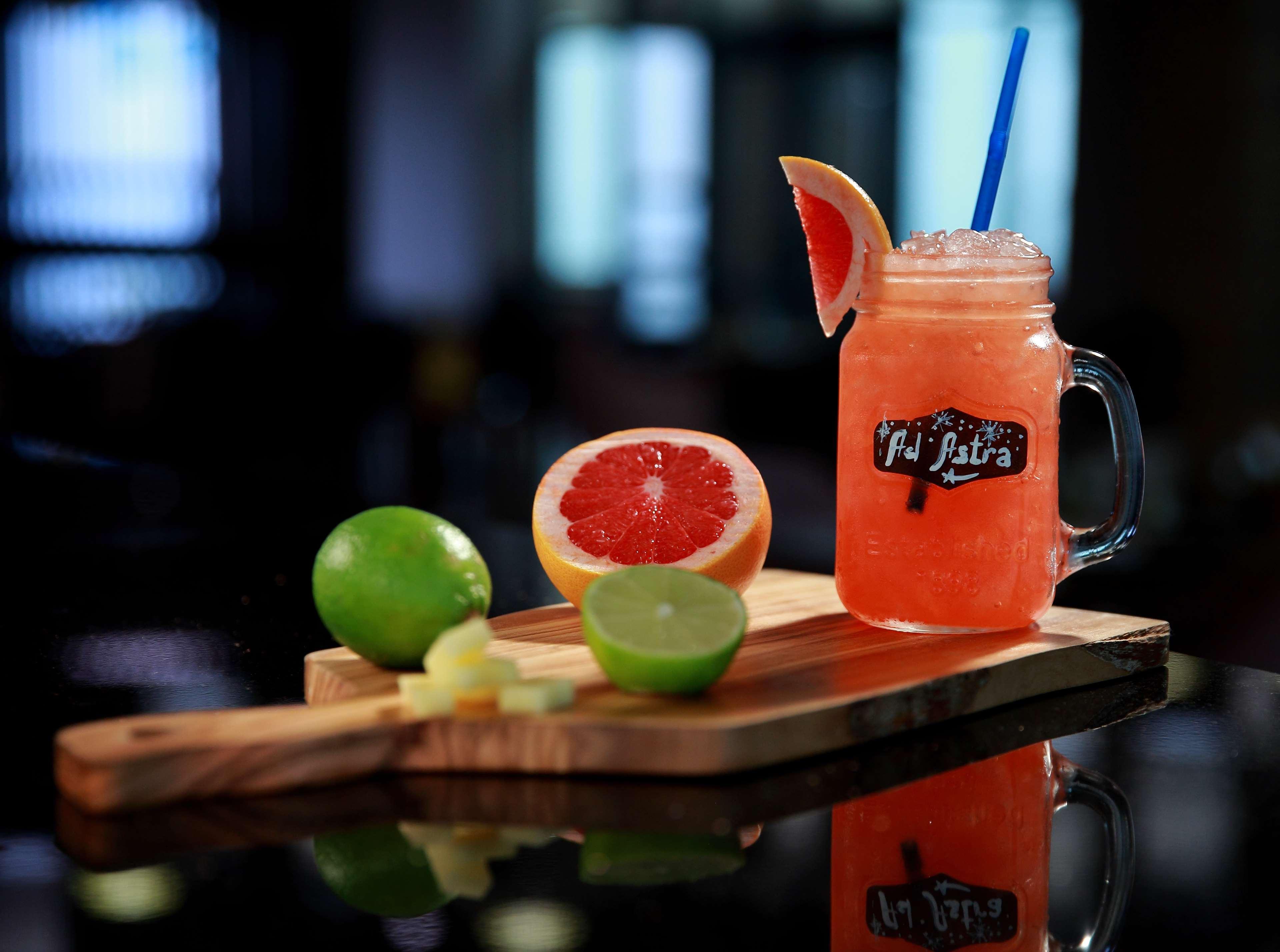 Radisson Blu Hotel Yerevan Bagian luar foto A grapefruit margarita