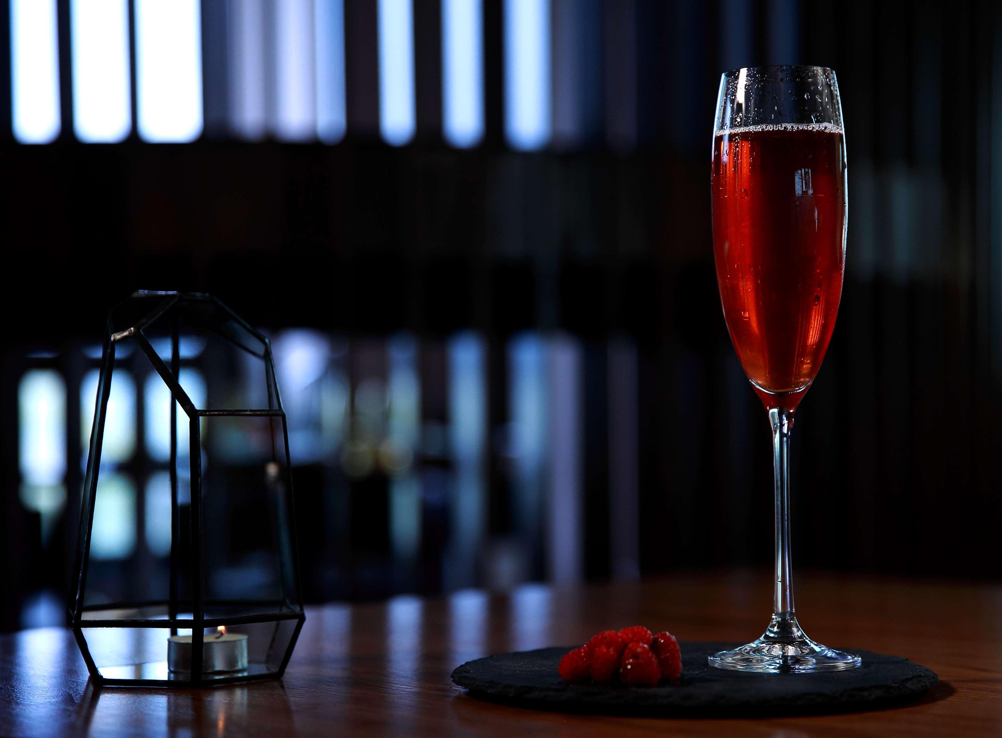 Radisson Blu Hotel Yerevan Bagian luar foto A Kir Royale