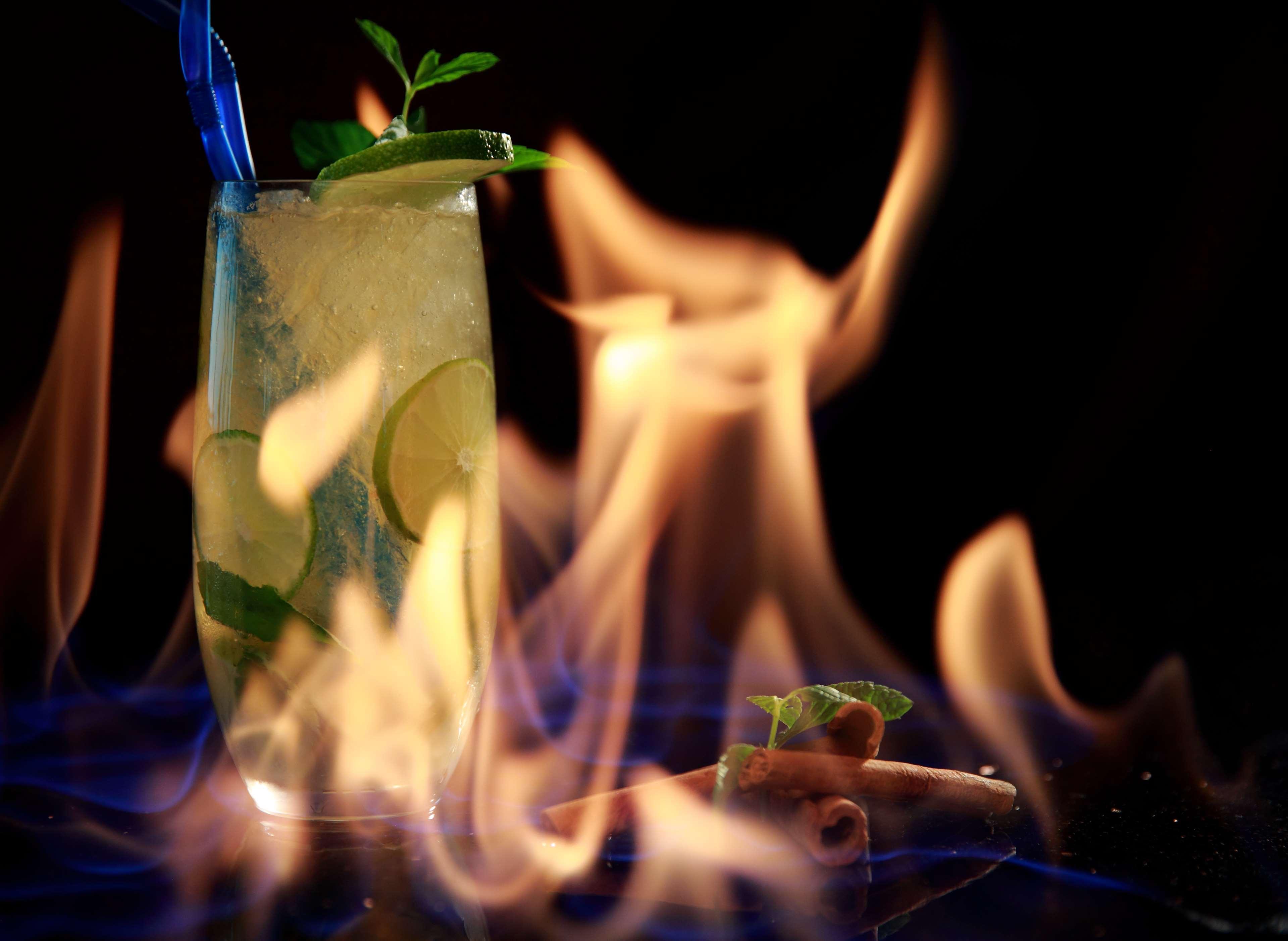 Radisson Blu Hotel Yerevan Bagian luar foto A flaming Mojito