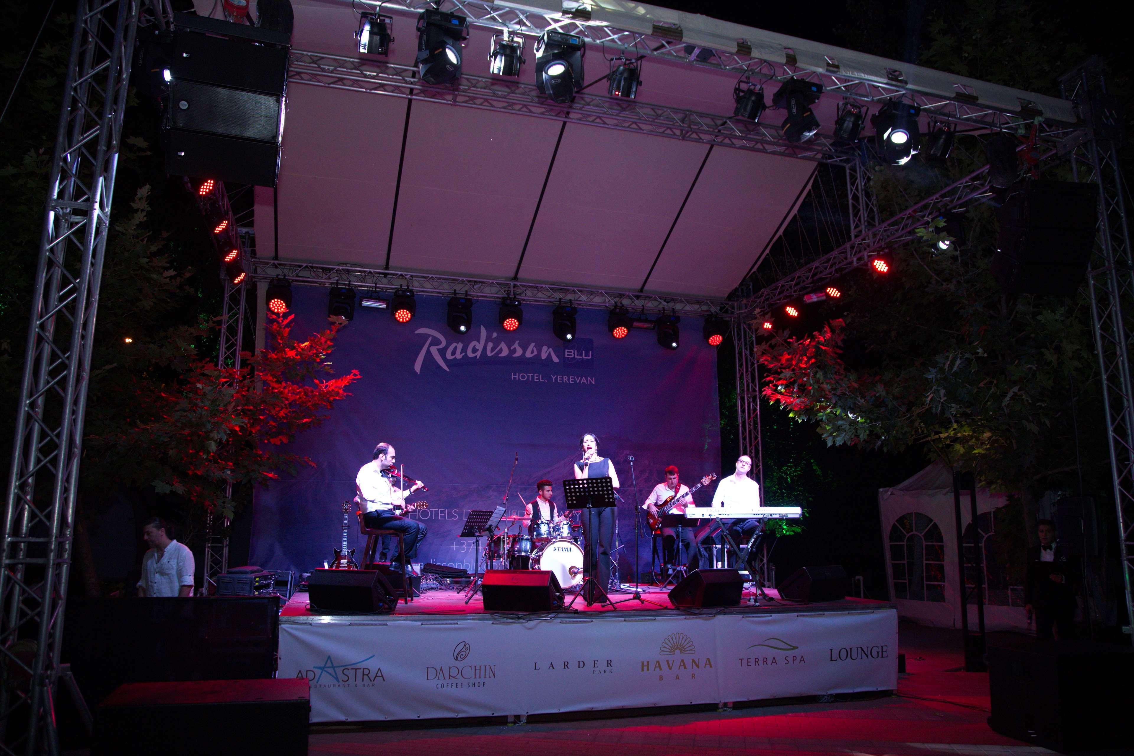 Radisson Blu Hotel Yerevan Bagian luar foto The stage of the festival