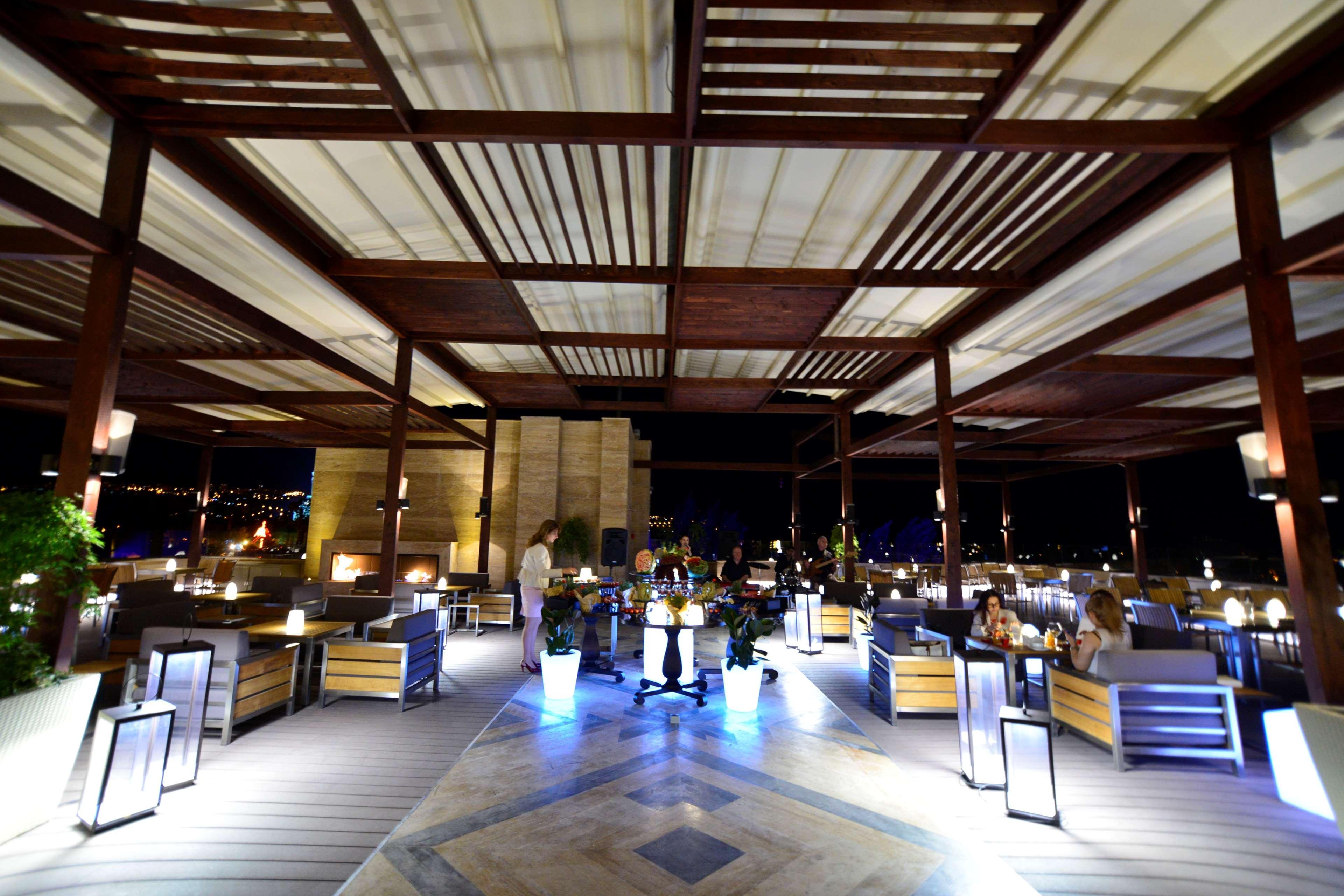Radisson Blu Hotel Yerevan Bagian luar foto The restaurant at the top of the hotel