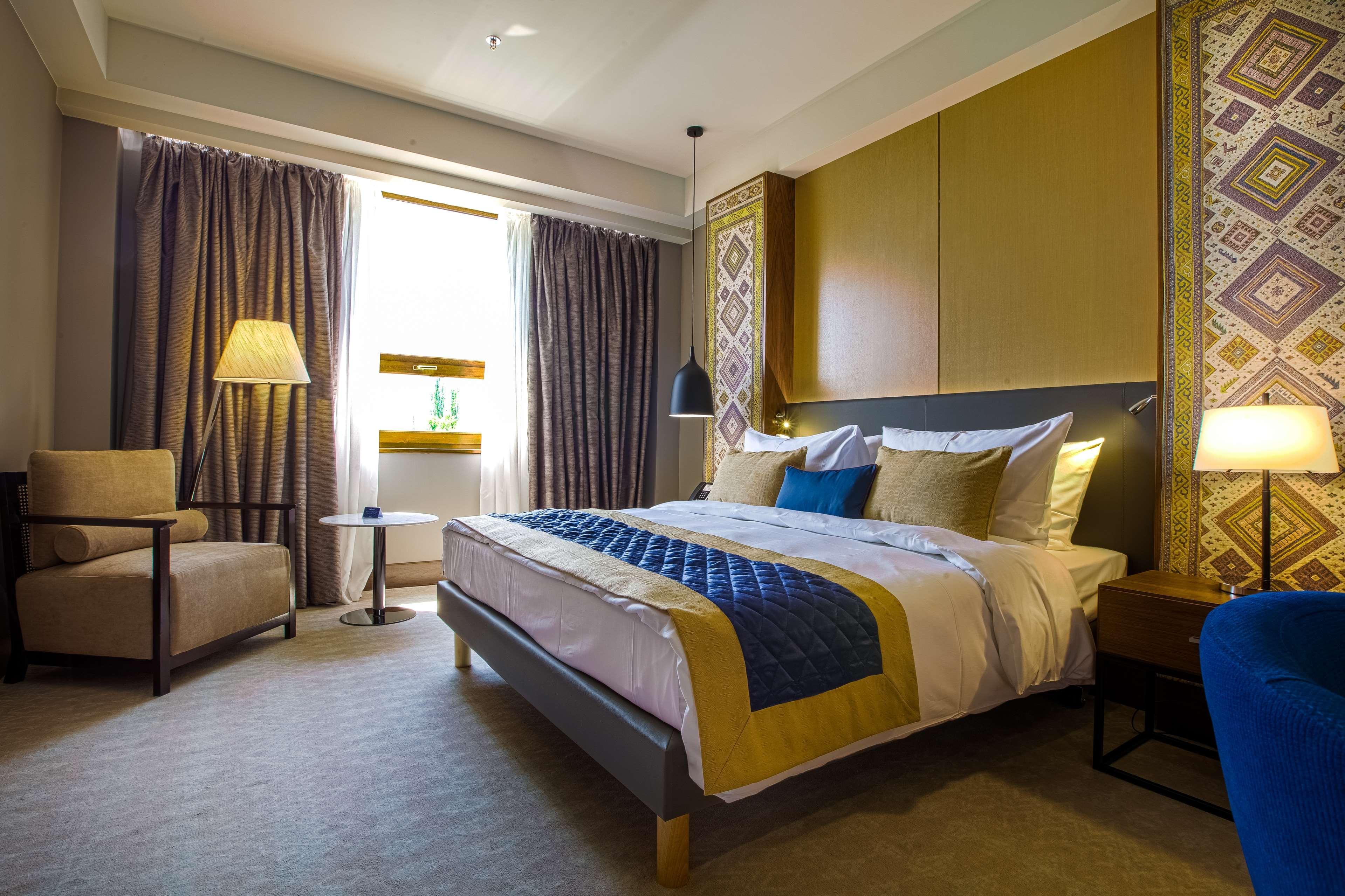 Radisson Blu Hotel Yerevan Bagian luar foto Deluxe Room