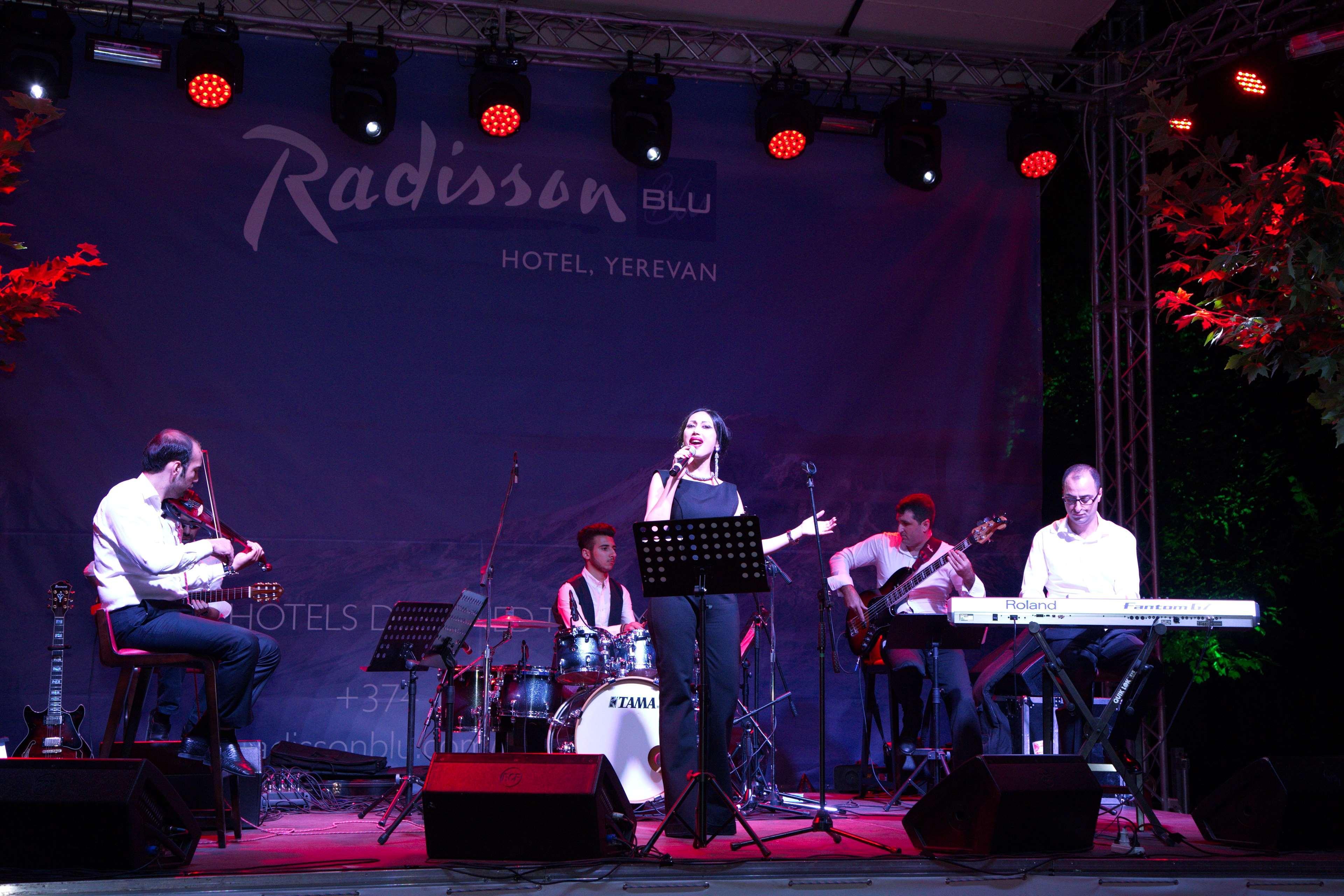 Radisson Blu Hotel Yerevan Bagian luar foto The band in 2015