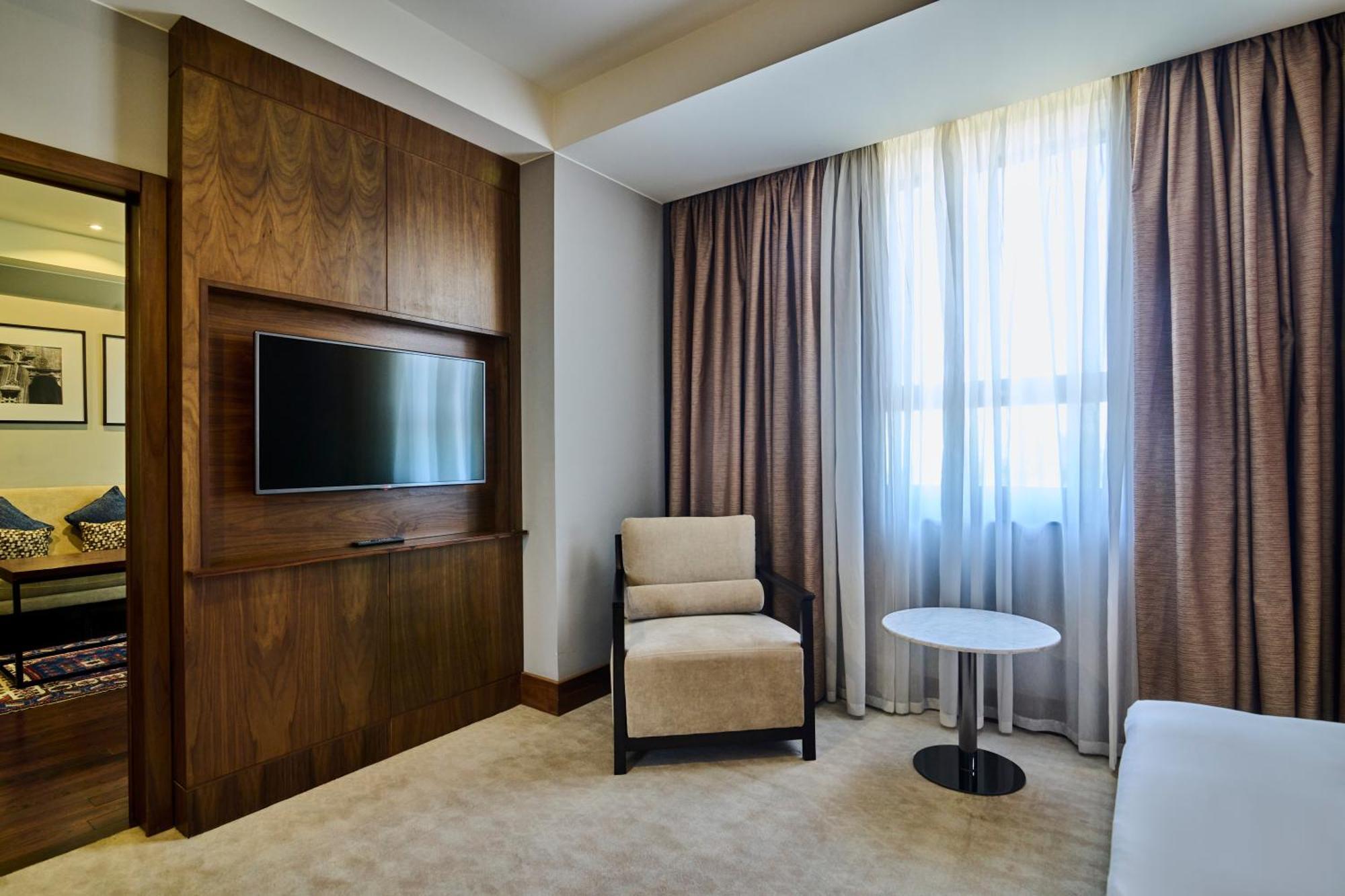 Radisson Blu Hotel Yerevan Bagian luar foto A room at the hotel