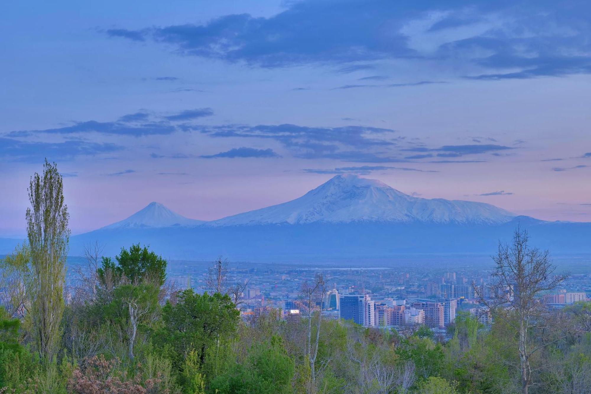 Radisson Blu Hotel Yerevan Bagian luar foto View of Mount Si from the west