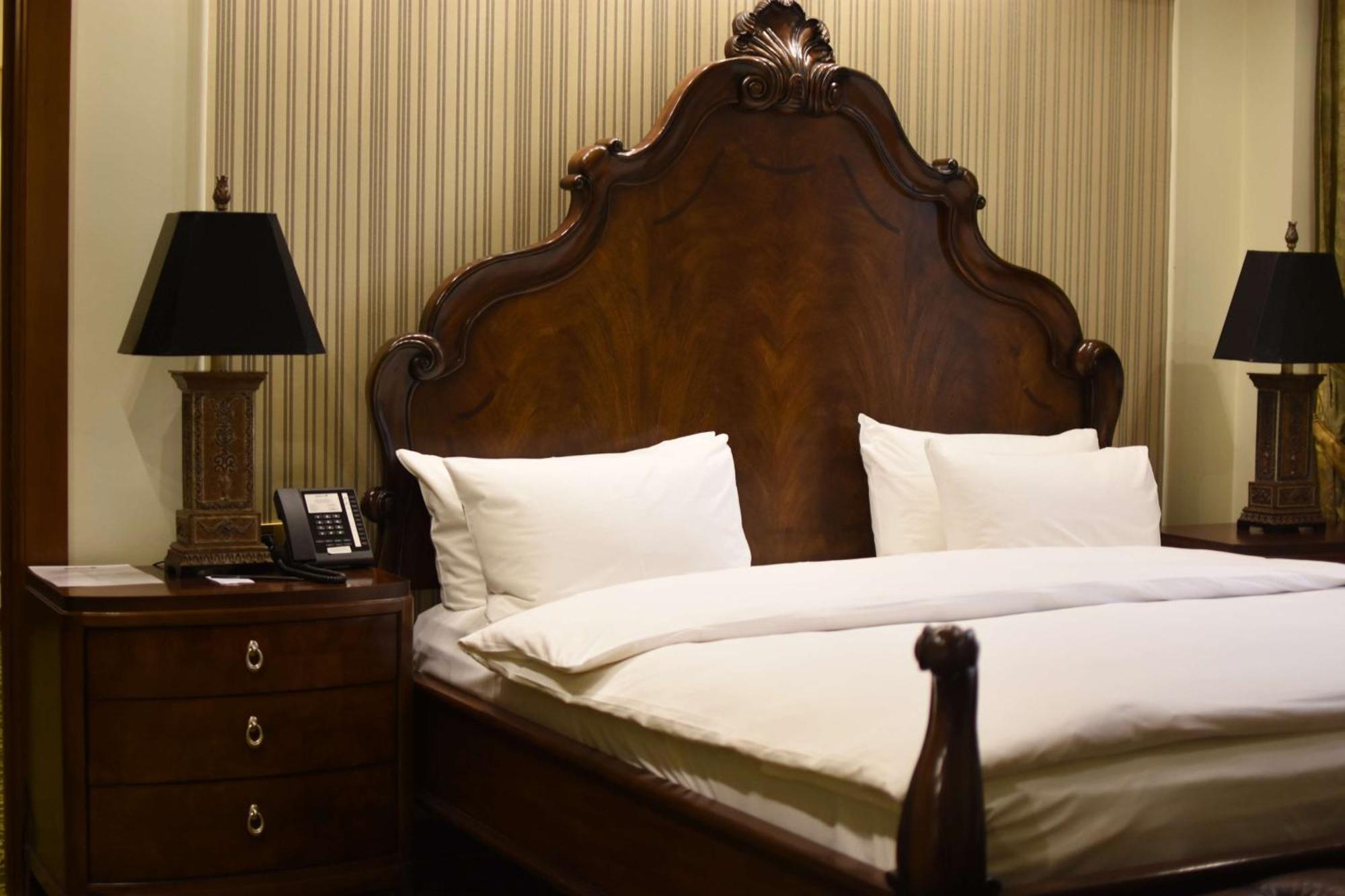 Radisson Blu Hotel Yerevan Bagian luar foto A bed