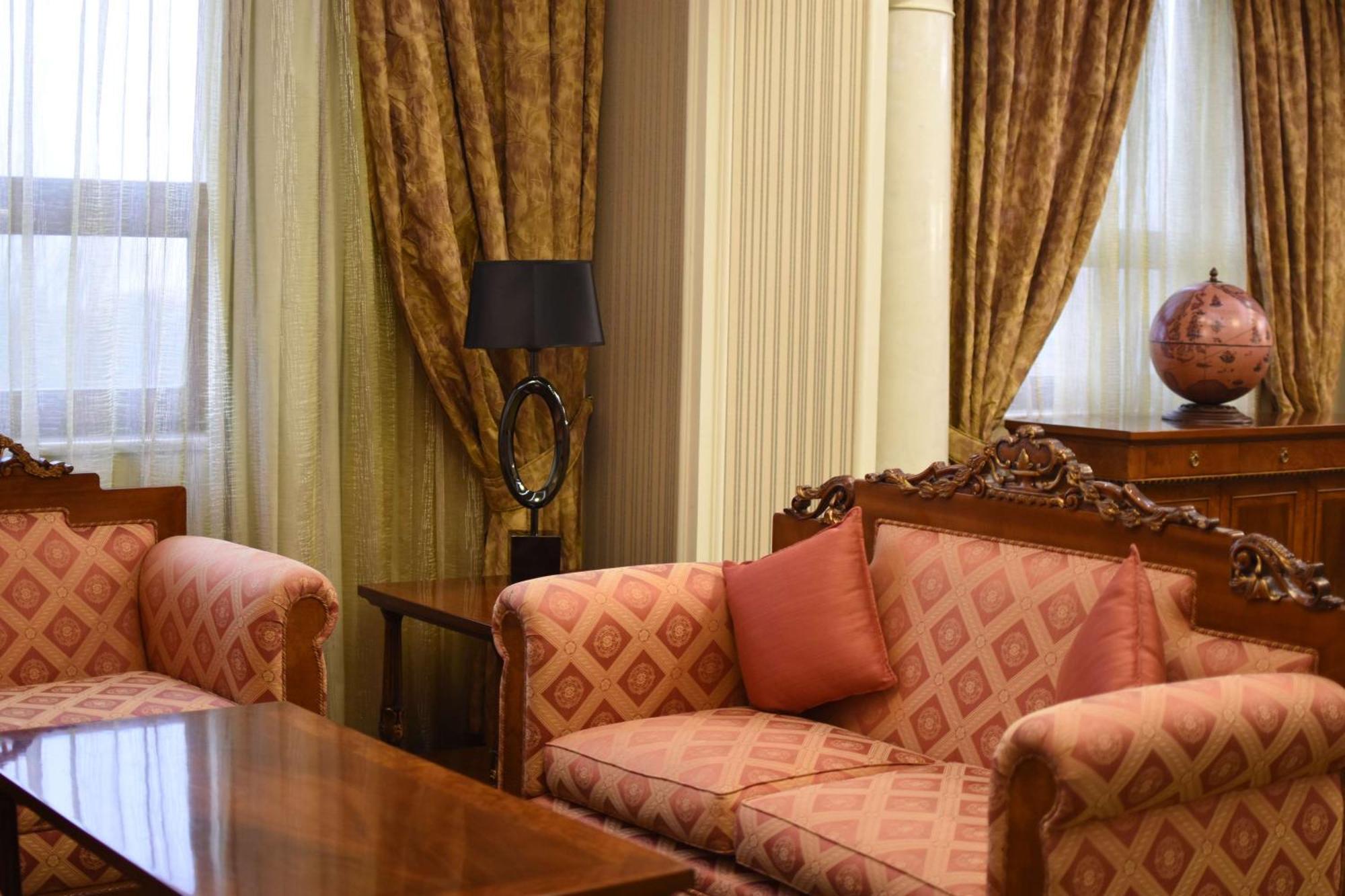Radisson Blu Hotel Yerevan Bagian luar foto A living room
