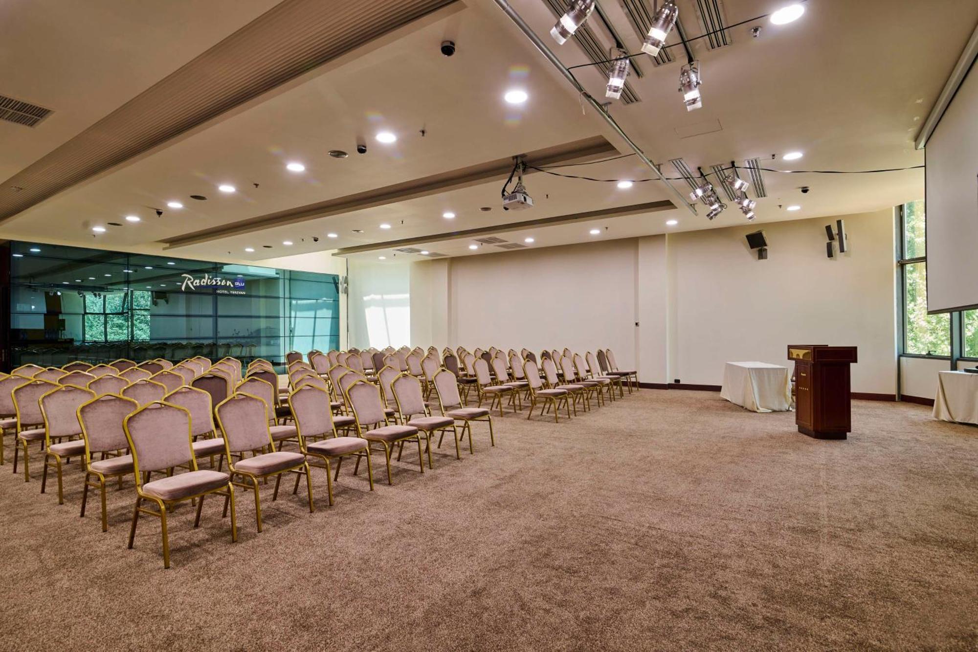 Radisson Blu Hotel Yerevan Bagian luar foto The main hall of the National Museum of Natural History