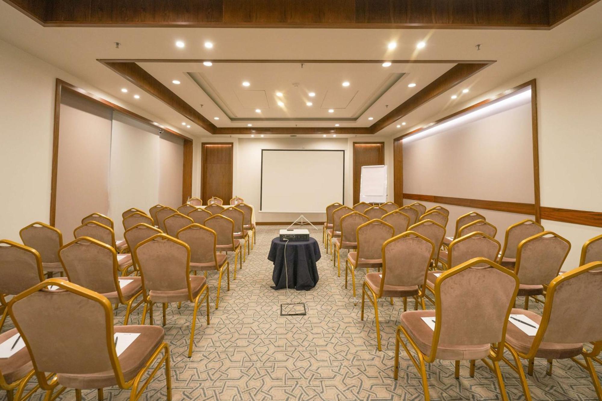 Radisson Blu Hotel Yerevan Bagian luar foto Meeting room