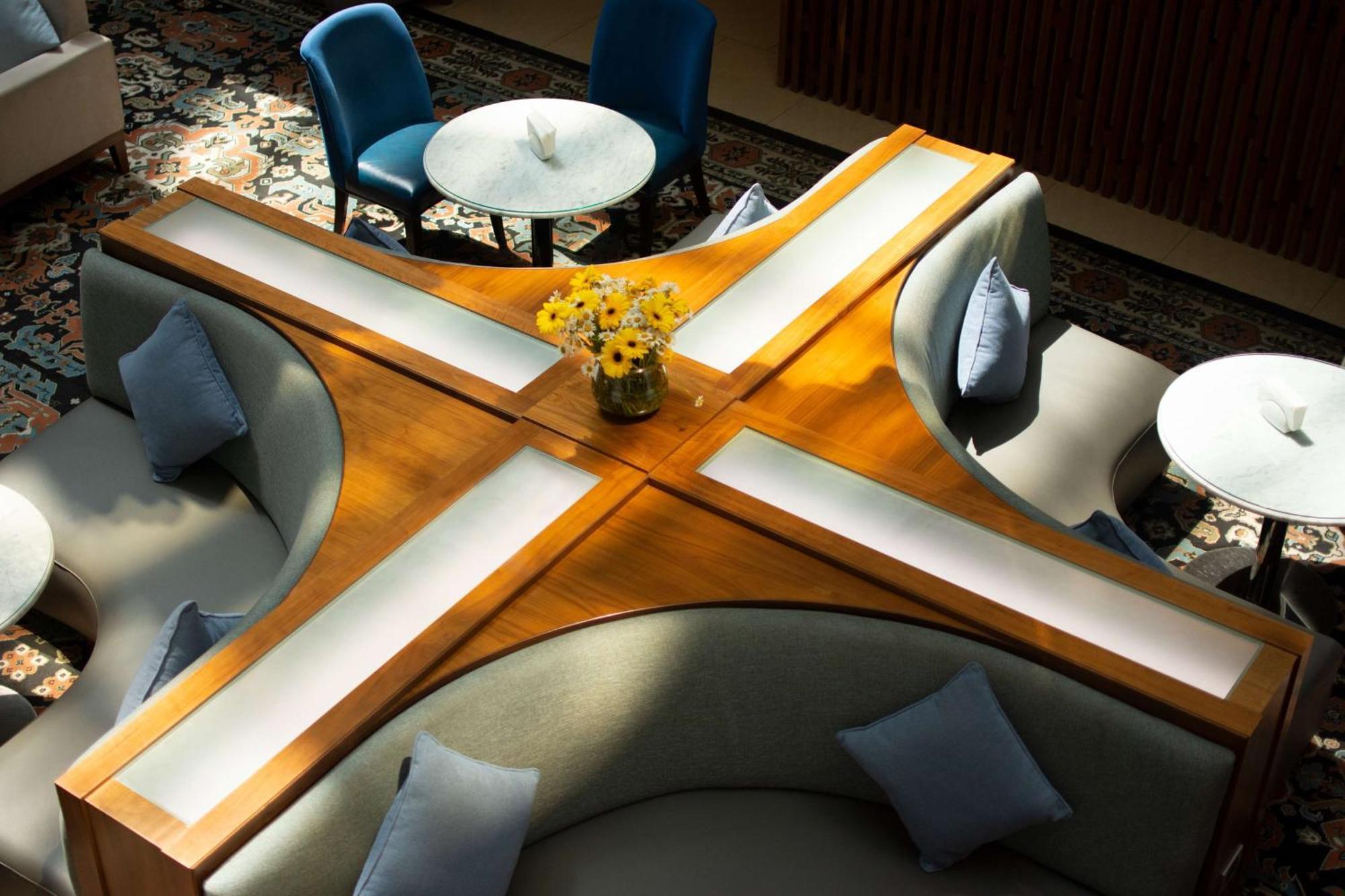 Radisson Blu Hotel Yerevan Bagian luar foto The lobby
