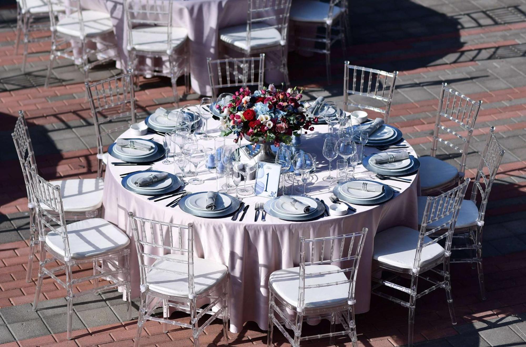 Radisson Blu Hotel Yerevan Bagian luar foto A table set for a formal dinner